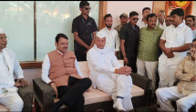 मुख्यमंत्री देवेंद्र फडणवीस  यांचा  नानाभाऊ पटोले यांच्या घरी सांत्वन भेट