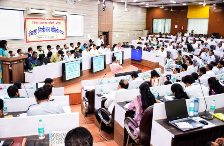 लोकप्रतिनिधीने सुचवलेल्या कामांच्या याद्या प्रशासनाने सादर कराव्यात, पालकमंत्री डॉ. पंकज भोयर यांचे निर्देश