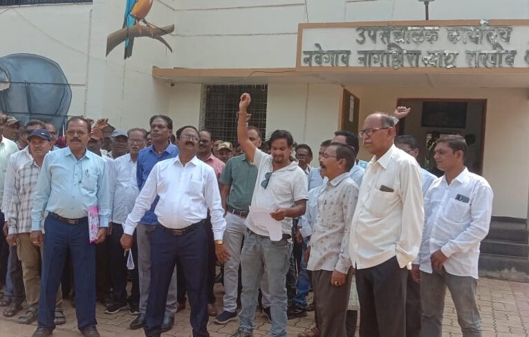 जंगलातील मजुरांचे साकोलीत आंदोलन विविध मागण्यांकडे वेधले लक्ष, व्याघ्र प्रकल्पाच्या कार्यालयाबाहेर धरणे