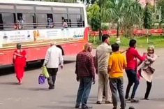 महिला वाहकाची प्रवाशासोबत फ्रीस्टाइल