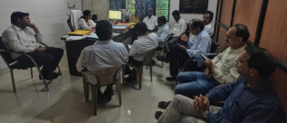 शिक्षणाधिकारी म्हणतात,”शिक्षकांना इतक्या सुट्ट्या हव्या कशाला’