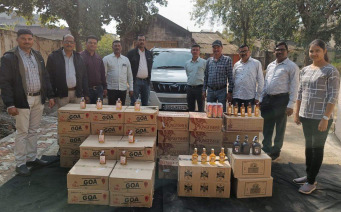 राज्य उत्पादन शुल्क विभागाने कारसह ११.३८ लाख रुपयांचा दारू जप्त केला; आरोपी फरार