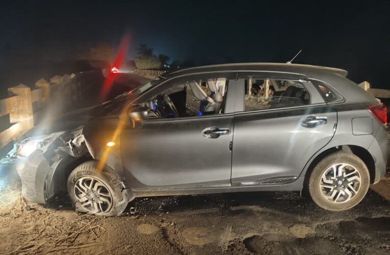 खड्डे चुकविण्याच्या नादात नेक्सा कारचा टायर फुटला, तुमसर-सिहोरा मार्गावरील घटना