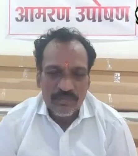 जिल्हा परिषद उपाध्यक्ष एकनाथ फेंडर यांचे जि. प. पायऱ्यावरच जिल्हा परिषदेच्या विरोधातचआमरण उपोषण सुरू