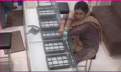 अनोळखी महिलेचा पर्दाफाश १.८६ लाखांचा ऐवज जप्त उघडकीस; अटक करण्यात आलेल्या तिरोड्यात दागिन्यांची चोरी