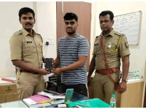 साकोली पोलिसांनी हरविलेले १० मोबाईल केले परत