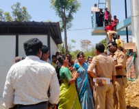 पाण्यासाठी टाकीवर चढून महिलांची “विरूगीरी’