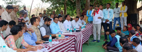 जिल्हाधिकाऱ्यांनी झाडाखाली ऐकल्या बावनथडी प्रकल्पग्रस्तांच्या समस्या