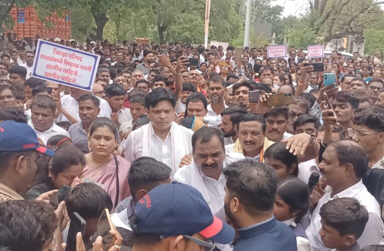 शिक्षक भरतीसाठी जि. प. पदाधिकारी, पालक व विद्यार्थी यांची जिल्हाधिकारी कार्यालयावर धडक